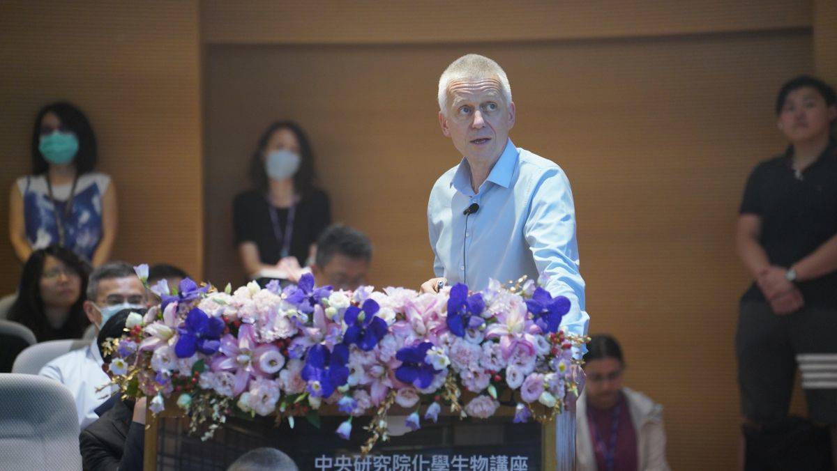 約翰遜教授在演講中分享如何開發化學標記技術，紀錄細胞的生理變化