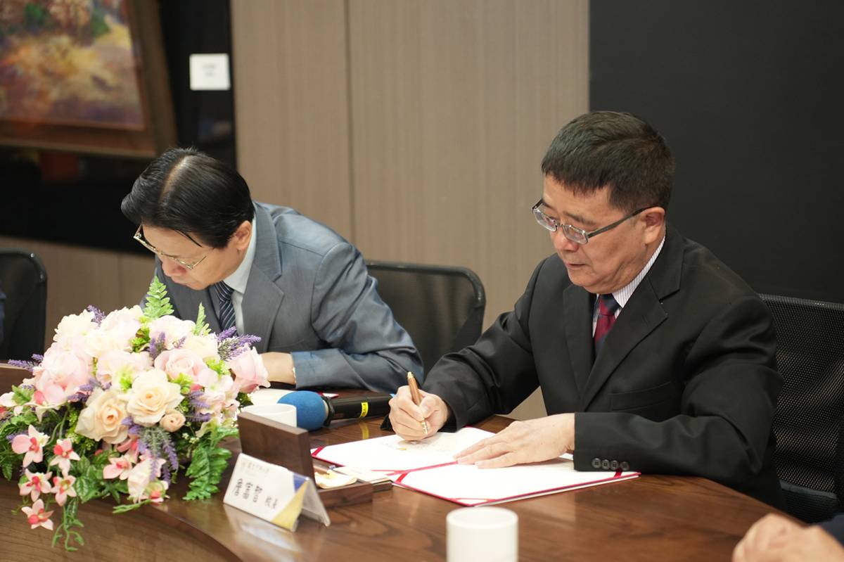 興大與員榮醫院簽署MOU，由興大詹富智校長（右）與員榮醫院張克士總院長（左）代表簽約（圖:中興大學提供）