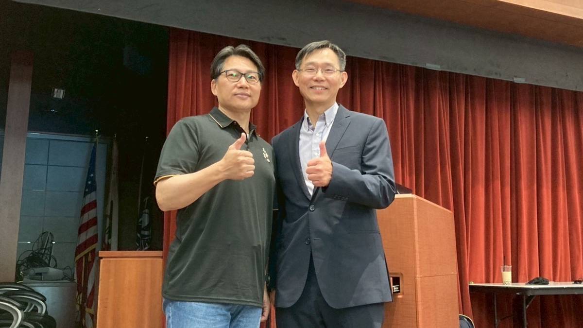 主持人與吳銘源長老(右)合影