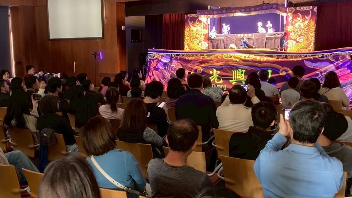 臺灣布袋戲於市政府大廳演出。