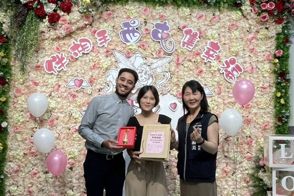 西屯區戶政事務所林淑美主任與新人合影   