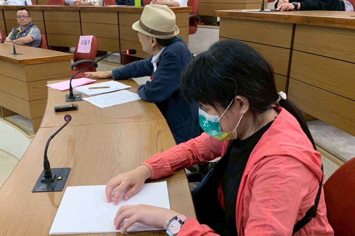 視障讀者摸讀點字導讀本。(國臺圖提供)