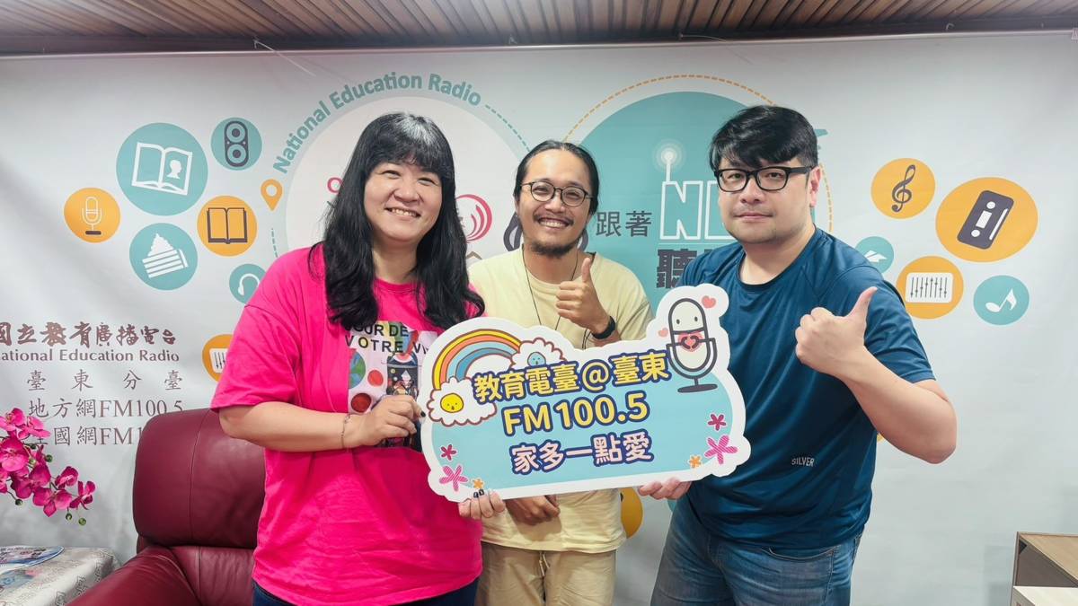 典潁督導與威毅、穎慧社工(右到左)分享親子關係的修復歷程