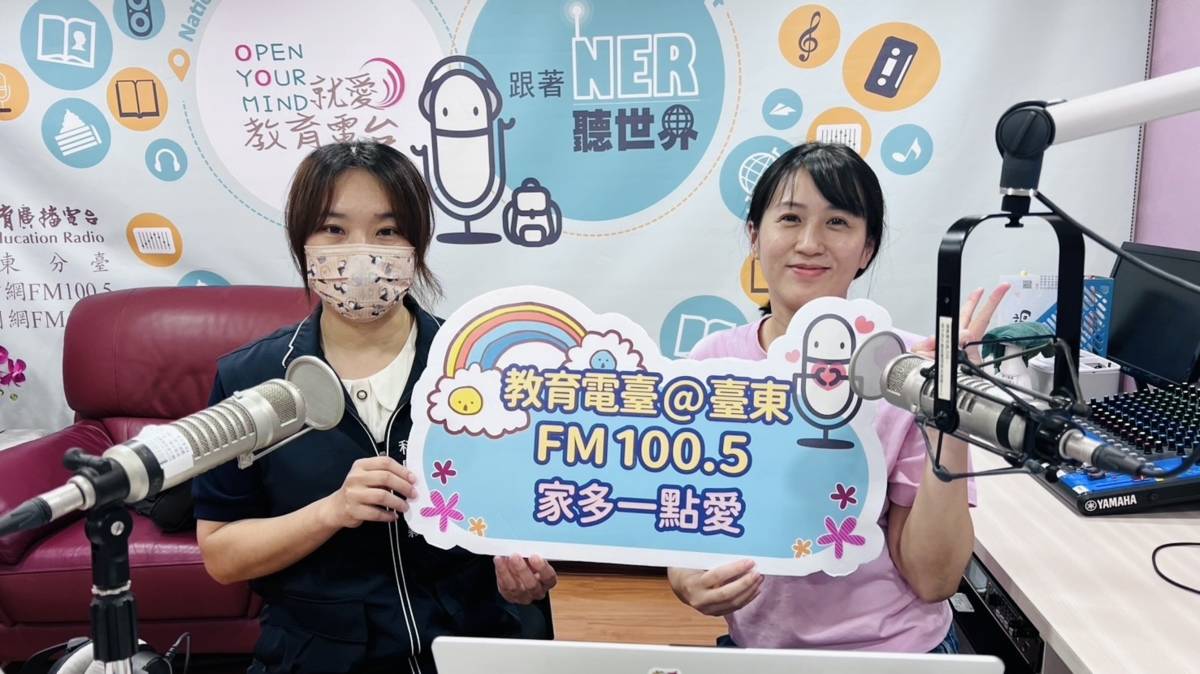 劉曉穎科長(左)提醒民眾在日常生活中如何做好防疫措施