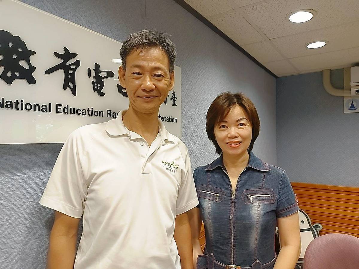 訪那可拿新生活教育中心個案督導長黃美惠、戒毒諮詢專員張其駿談酒癮的可怕。