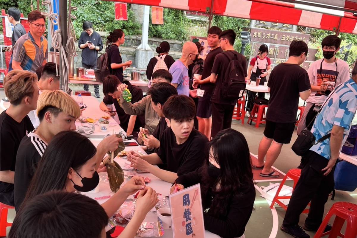 師生們一起吃肉粽迎端午（圖源：建國科大）