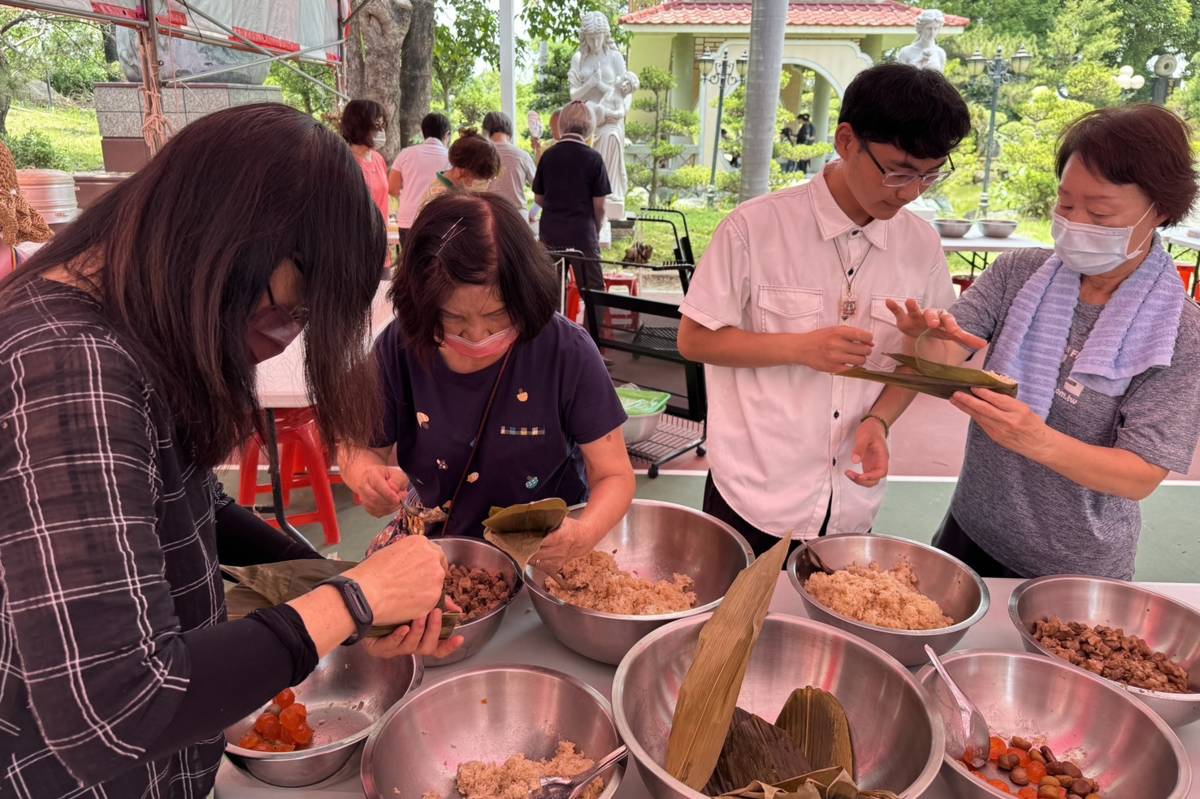 樂齡大學學員教導學生如何包粽子（圖源：建國科大）