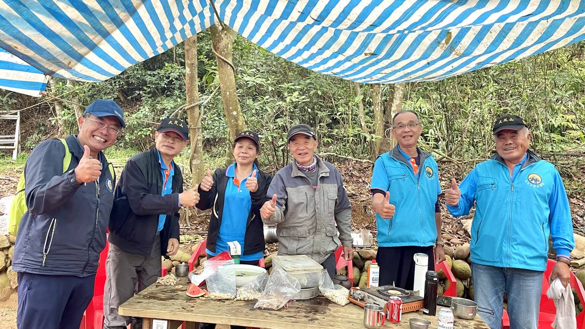 主題：台灣大峽谷-苗栗火炎山登山步道的守護者
來賓：苗栗縣火炎山登山協會 黃肇璟總幹事

【雅彬於訪談前特別前往火炎山登山步道拜訪登山隊成員，了解他們心目中的黃肇璟總幹事；右三為登山客尊稱為火炎山山主的黃國棟先生。】
