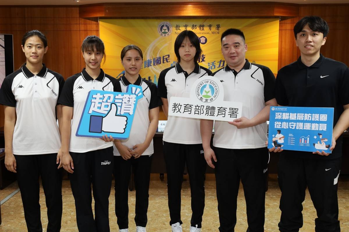 臺北市立松山高中游泳隊柯杰甫教練(左2)與鄭仲翔防護員(左1)出席分享校園運動防護的重要性，該校隊更在防護支援下取得今年度全中運高中女子組游泳總錦標第一名。(記者蘇瑞雯拍攝)