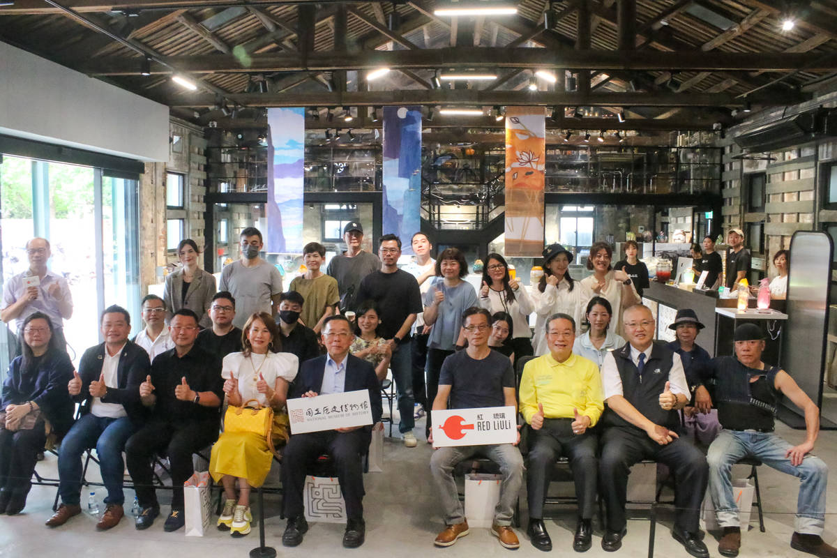 國立歷史博物館與臺灣玻璃工藝品牌「紅琉璃 」合作，聯名推出「天地大美、七十從心」藝術琉璃新品，在鶯歌的紅琉璃工作坊舉辦發表會。(史博館提供)