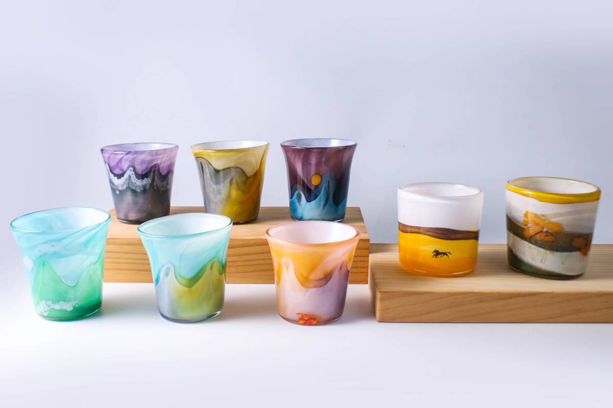 國立歷史博物館與臺灣玻璃工藝品牌「紅琉璃 」合作，運用史博館重要典藏：馬白水《太魯閣之美》、常玉《荷花》與《馬》的靈感設計琉璃器物。(史博館提供)