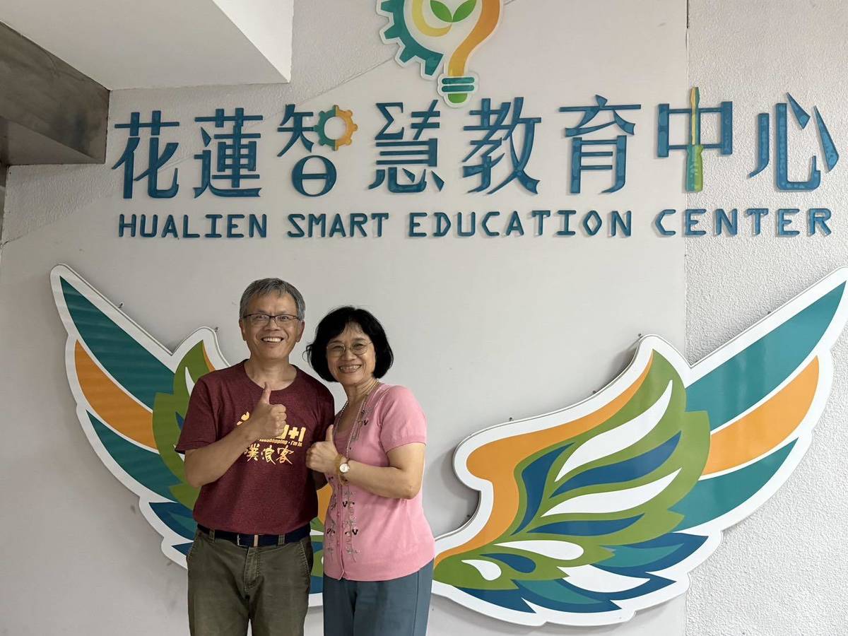 南投鯉魚國小陳建安與謝雅慧老師，特地到花蓮分享青少年發明展經驗。
