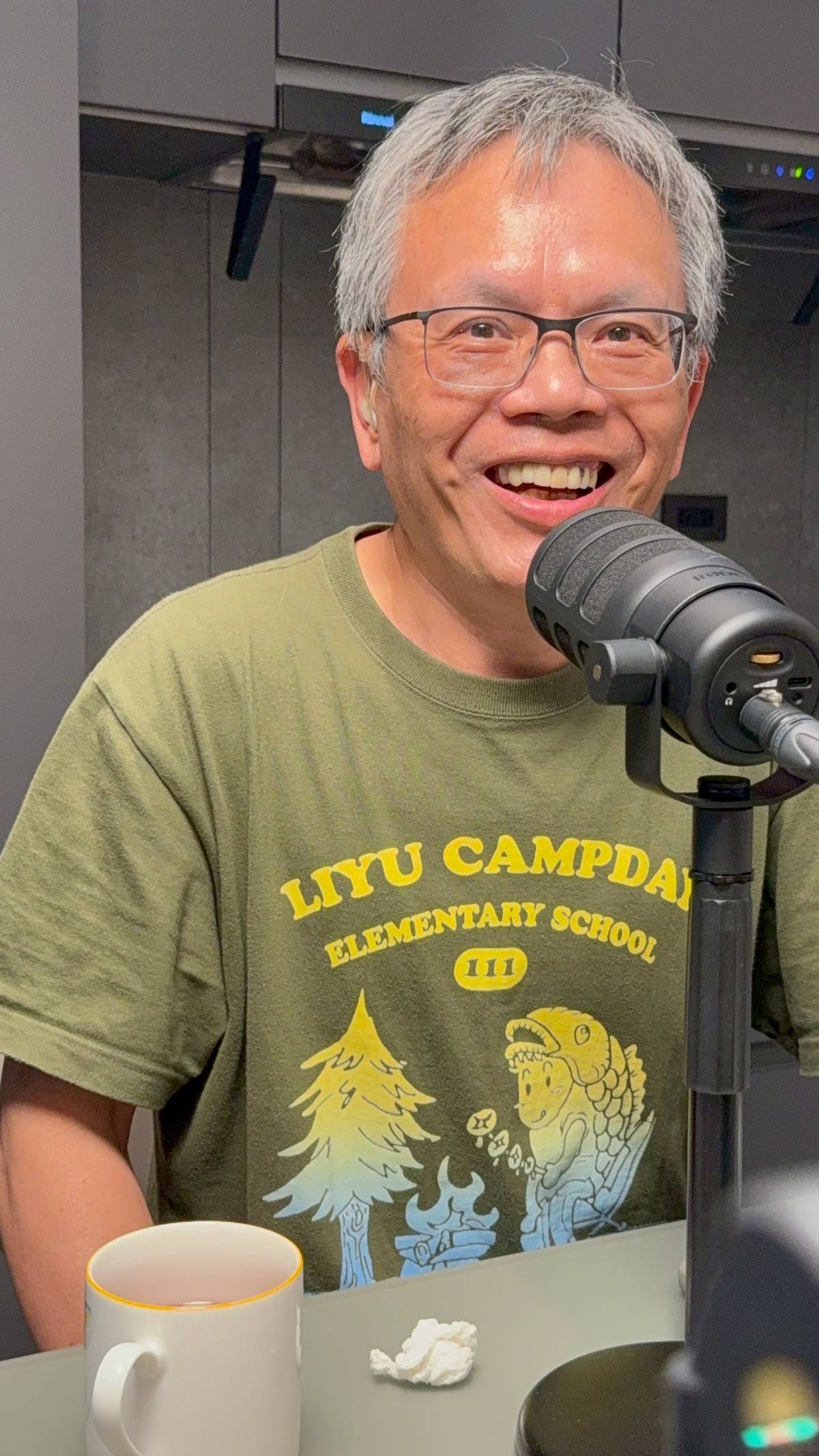 陳建安老師是位創客達人，將科技與藝術結合，帶領孩子用竹材製作互動樂器，甚至利用AI技術協助學生發想專案。