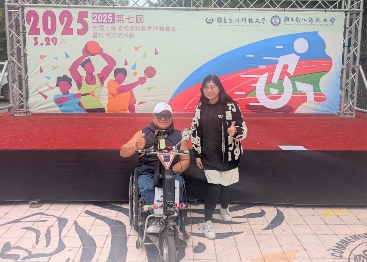 海洋科大鄭漢琮(左1)是首位引進輪椅網球的身障運動國手