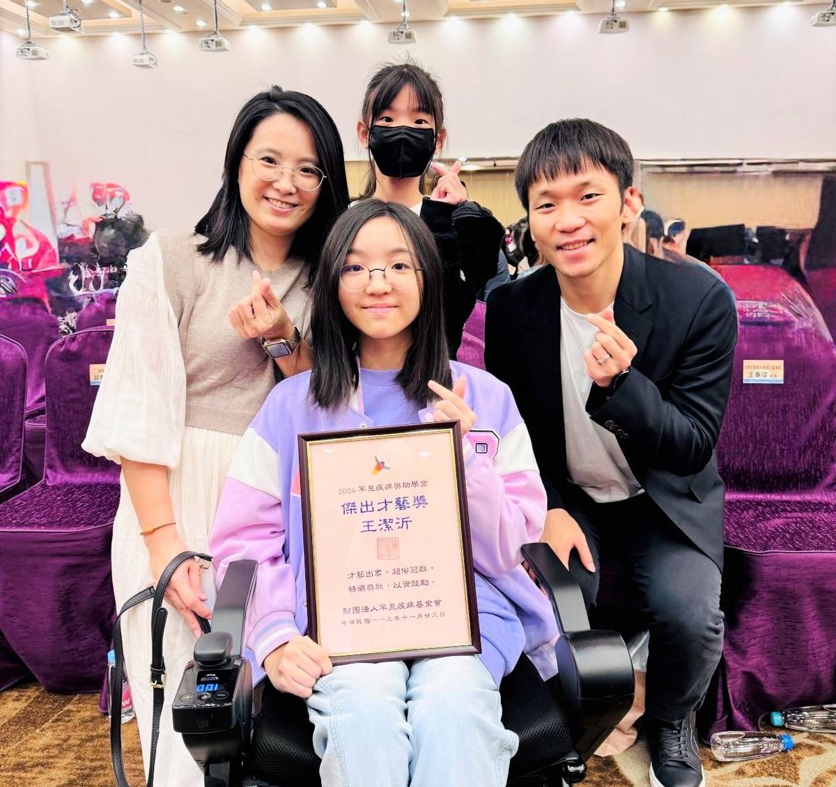 擅長揮毫的罕病美少女碧華國中王潔沂