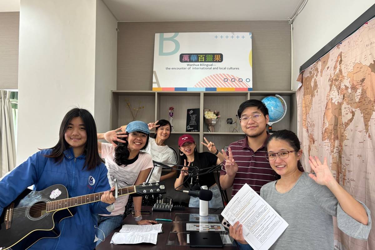臺北市萬華國中安排固定的午餐時間，師生共同進行雙語廣播