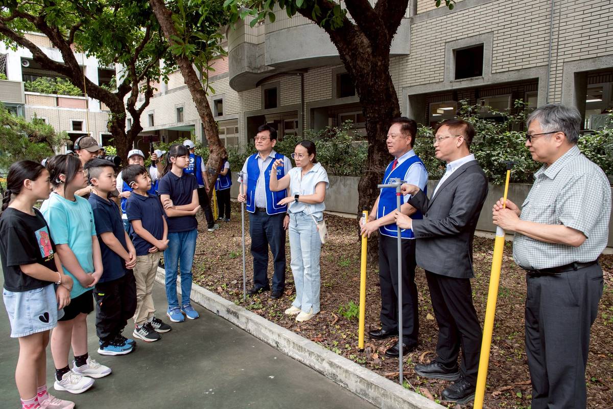 北市啟聰學生認識樹木碳匯測量工具