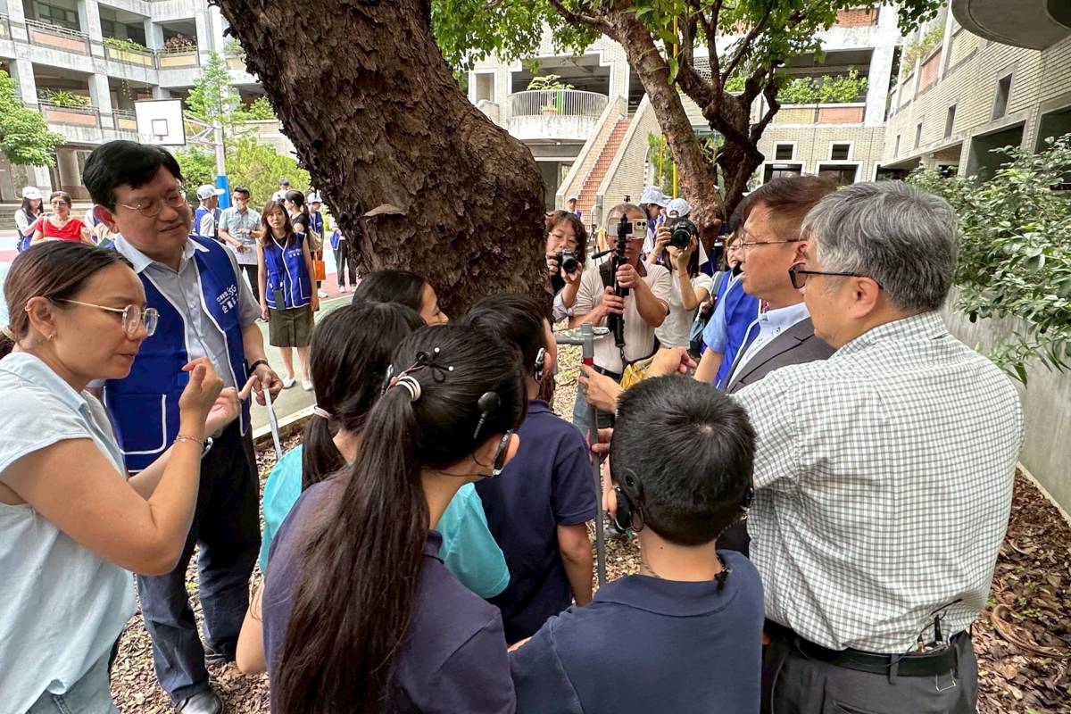 北市啟聰學校學生學習樹木碳匯測量工具定位桿的使用方法