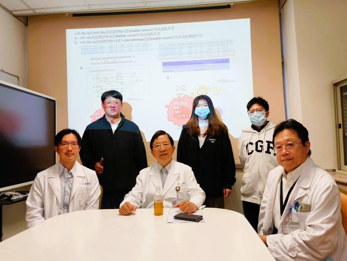 新光醫院泌尿科主治醫師何肇晏(左一)與外科部主任黃一勝教授(中)與其研究團隊。(陽明交大提供)