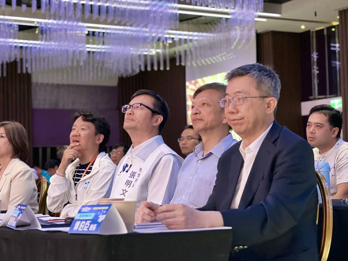 臺中教育大學校長郭伯臣（右1）與臺北教育大學副校長劉遠禎（右2）擔任評審觀摩簡報
