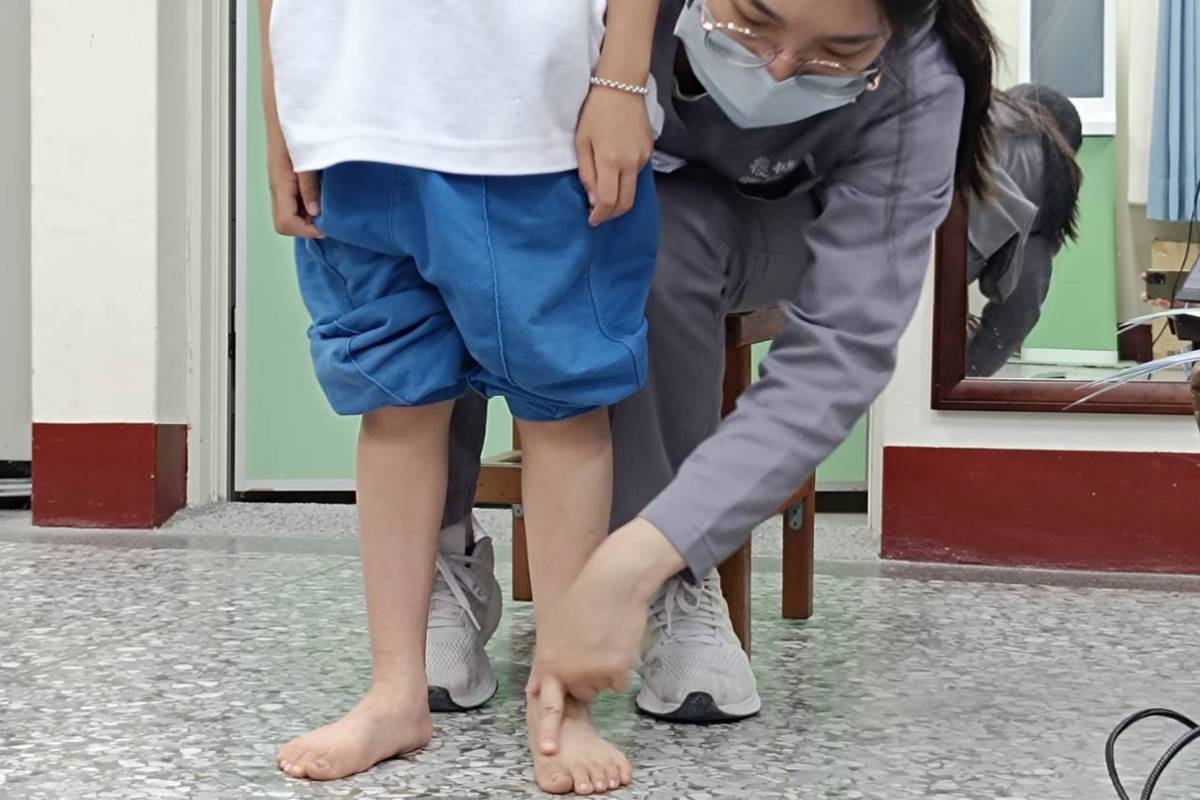 門諾醫院義肢矯具中心為國小學童足弓篩檢