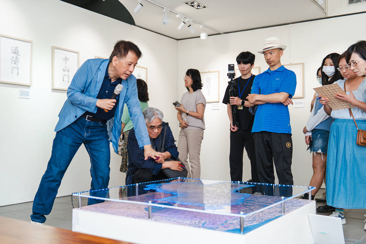 中原大學陳歷渝老師導覽介紹地圖裝置，展現桃園與南京的雙城意象。(中原大學提供)
