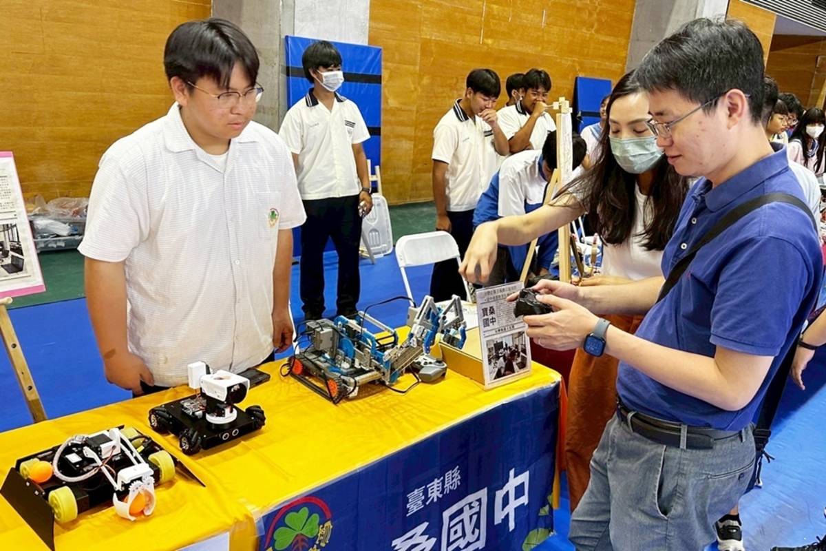臺東縣「國中技藝教育競賽頒獎典禮暨成果發表活動」，結合學生表演及成果展示，為學生搭建彼此交流學習的平臺。