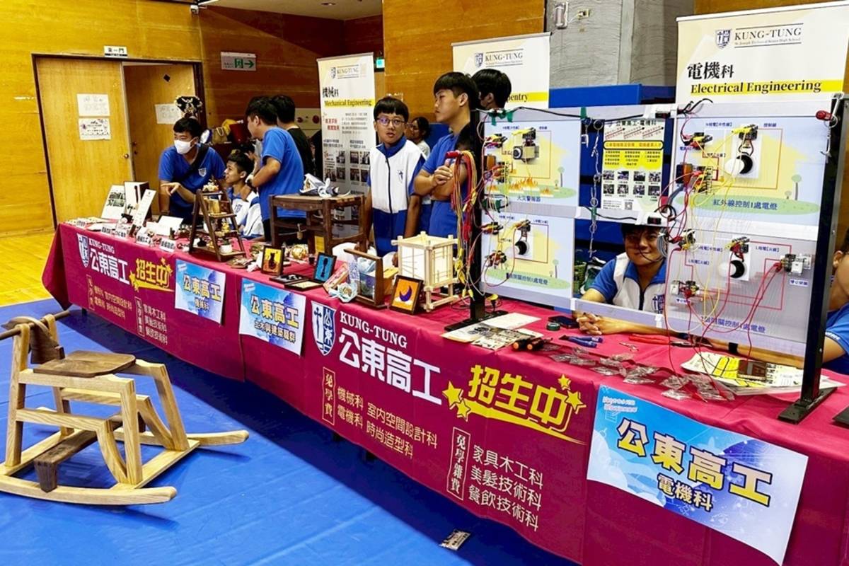 臺東縣「國中技藝教育競賽頒獎典禮暨成果發表活動」，結合學生表演及成果展示，為學生搭建彼此交流學習的平臺。