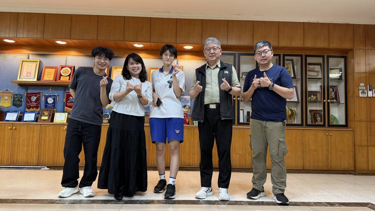 112學年度校園菸檳危害防制教育介入輔導計畫「網紅就是你」-高中組-佳作-高雄市立高雄高商-採訪合照