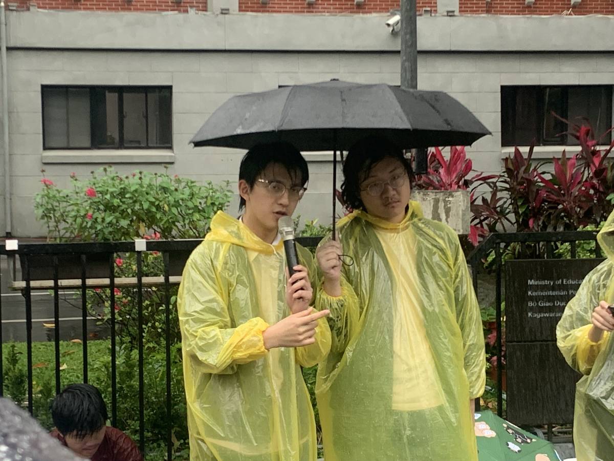 學生團體呼籲教育部立即收回草案，並確保學生權益在教育現場獲得具體保障再推行手機管理原則 (記者攝)