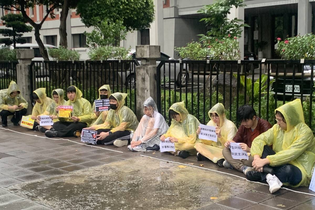 學生組織「捍衛全台學權行動」與「台灣未來的主人們」前往教育部正門前發起靜坐示威 (記者攝)