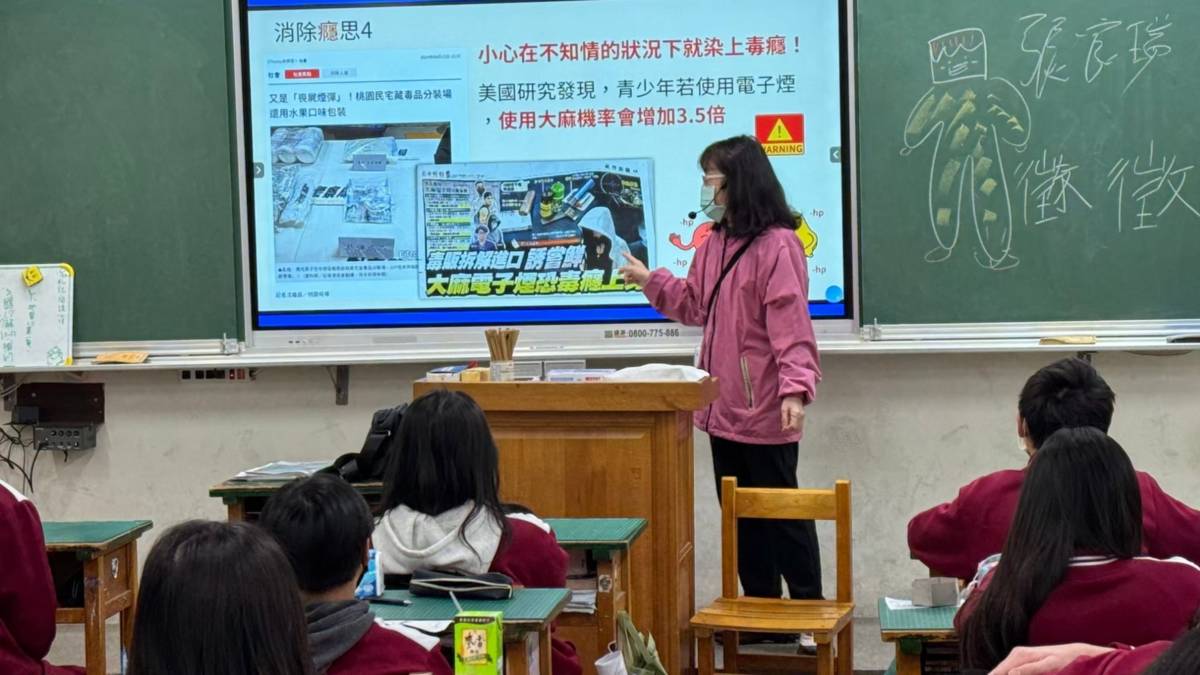 112學年度校園菸檳危害防制教育介入輔導計畫「網紅就是你」-國中組-佳作-新北市立自強國民中學-電子煙危害教育課程

新北市立自強國民中學以作品名稱-亞當和夏娃的禁樂園獲112學年度校園菸檳危害防制教育介入輔導計畫「網紅就是你」-國中組佳作，衛生與輔導組協力帶領學生拍攝反菸檳影片，提升健康觀念並培養表達能力，節慶時辦理菸檳防制闖關活動，亦邀校外機構入校宣導；結合生教組開設戒菸教育課程，連同家長一起協助曾使用菸檳學生戒除，於每年世界無菸日推動「拒菸小尖兵」，藉親子共同宣誓，強化拒菸意識。另辦書展融入紓壓與交友選擇等議題，培養學生心理韌性與自我保護力，且能明辨菸檳危害，做出健康的選擇！

採訪：新北市立自強國民中學學務處衛生組林佳穎組長、輔導處羅瑩珊專任輔導教師、九年九班生蔡昇恩

