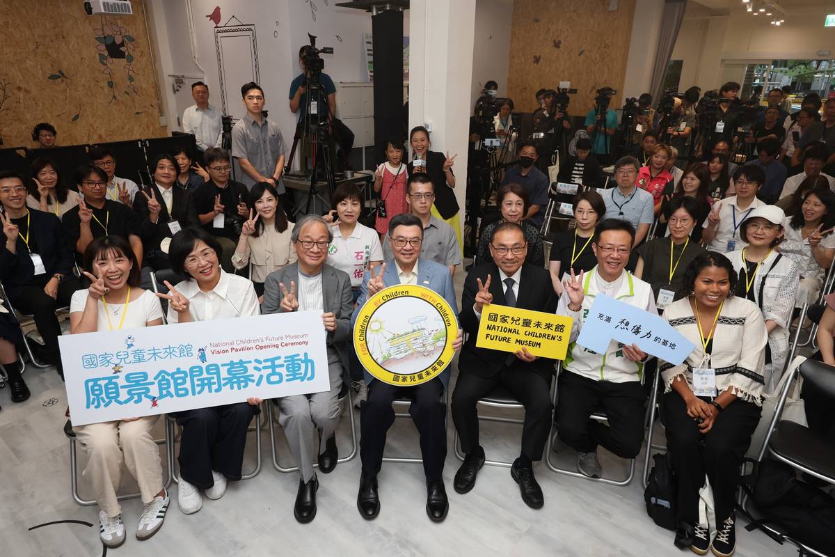 （前排左起）立委張雅琳及蘇巧慧、文化部長李遠、行政院長卓榮泰、新北市長侯友宜、立委張宏陸、美國華盛頓國家兒童博物館顧問潔西卡・哈維（Jessica_Harvey），以及日本東京玩具美術館部長石井今日子（次排右4）及美國波士頓兒童博物館研究與評估經理李樂樺（次排右2）等人，共同宣布「國家兒童未來館」願景館正式啟用 (文化部提供)