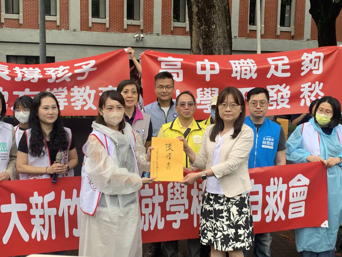 教育部國教署副組長林琬琪(前右)在現場接下自救會陳情書 (記者攝)