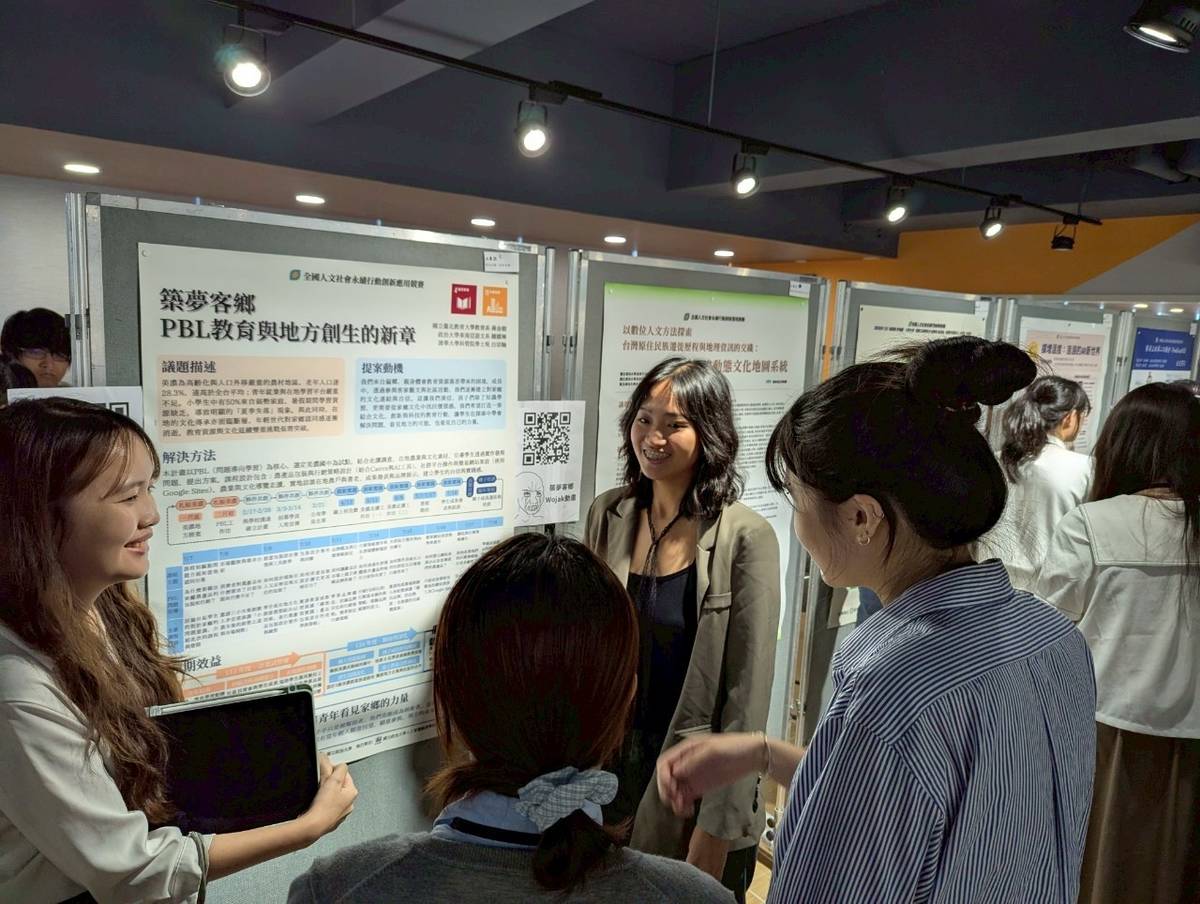 築夢客鄉團隊於海報展展示