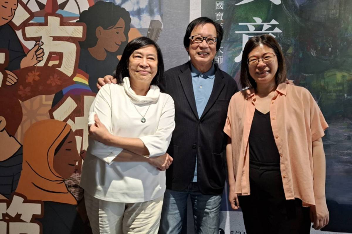 左起：策展人賴慕芬總監、新加坡國寶級藝術家黃意會及國美館長陳貺怡合影。