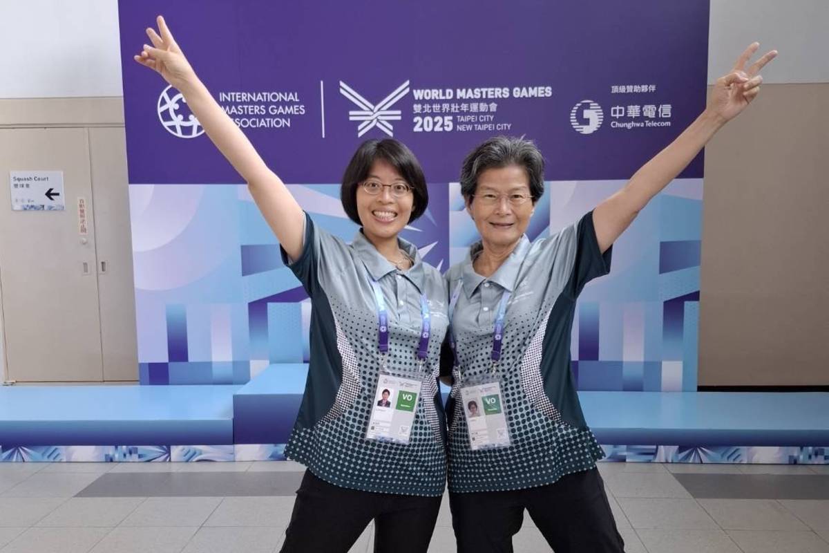 世壯運壁球競賽志工站母女檔組合鄭丹楓志工和盧愷莉志工表示，擔任志工能學習新知