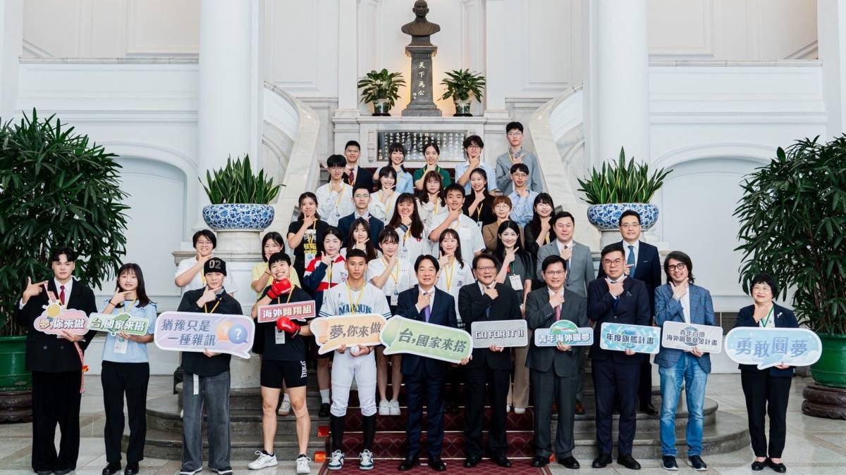 入選「2025青年百億海外圓夢基金」公東高工林家齊(左1)和陳思宇(左2)