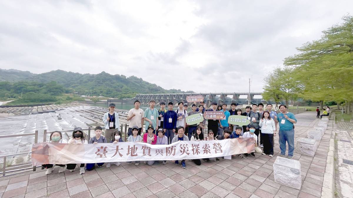師生前往臺中石岡水壩及苗栗火炎山進行野外踏查