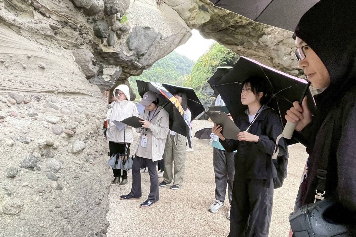 「臺大地質與防災探索營」帶領北市高中生觀察再堆積性火山碎屑岩