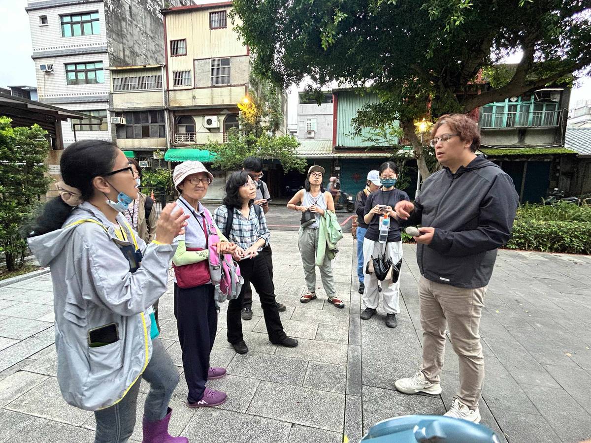 泰雅文史工作者李永松．多馬斯在桃園山地指揮所舊址說明泰雅族人的白恐經歷。(人權館提供)