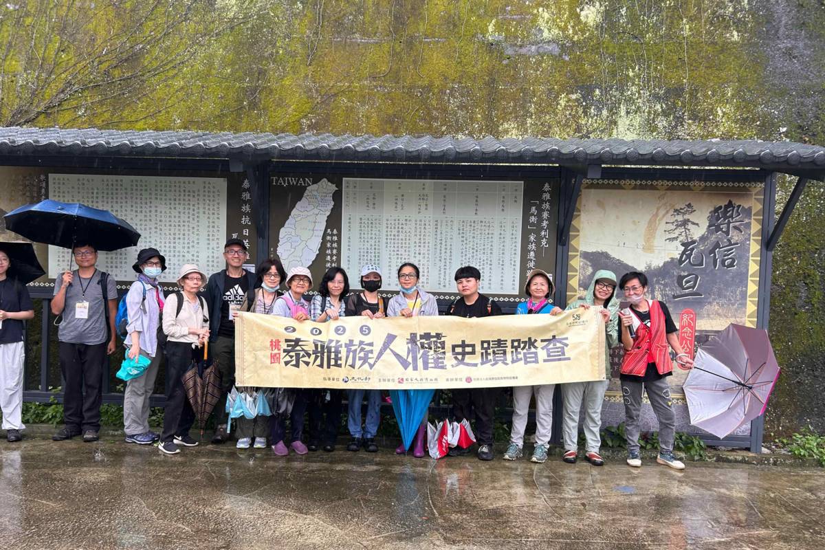 與會學員在樂信．瓦旦故事牆前合影(人權館提供)