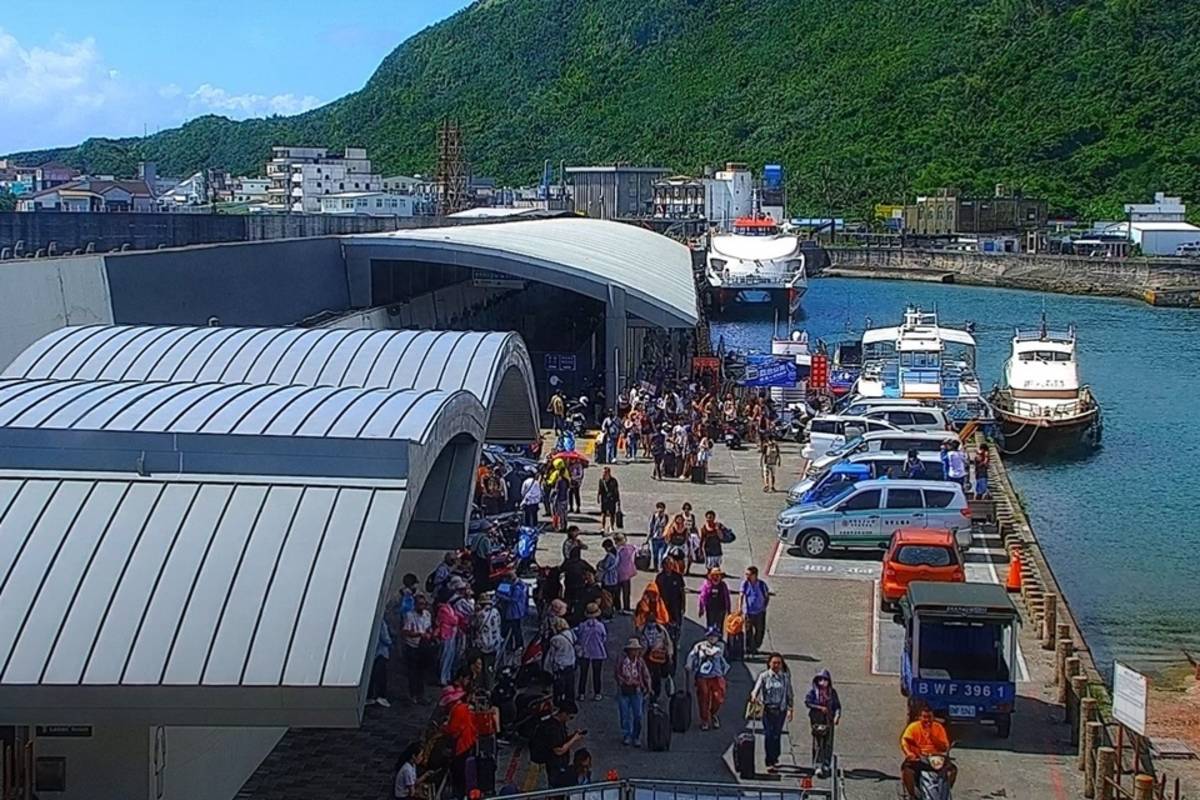臺東縣政府與臺東縣警察局攜手合作，自6月1日起至9月30日啟動「旺季加強管制措施」，管制船班抵達前後10分鐘的港口車輛出入，將港區道路空間留給進出港口的步行遊客。