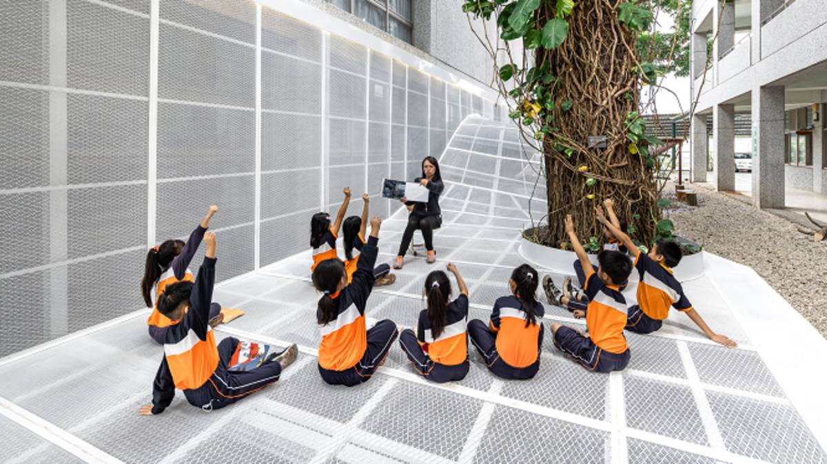 南投縣埔里鎮中峰國民小學師生合影