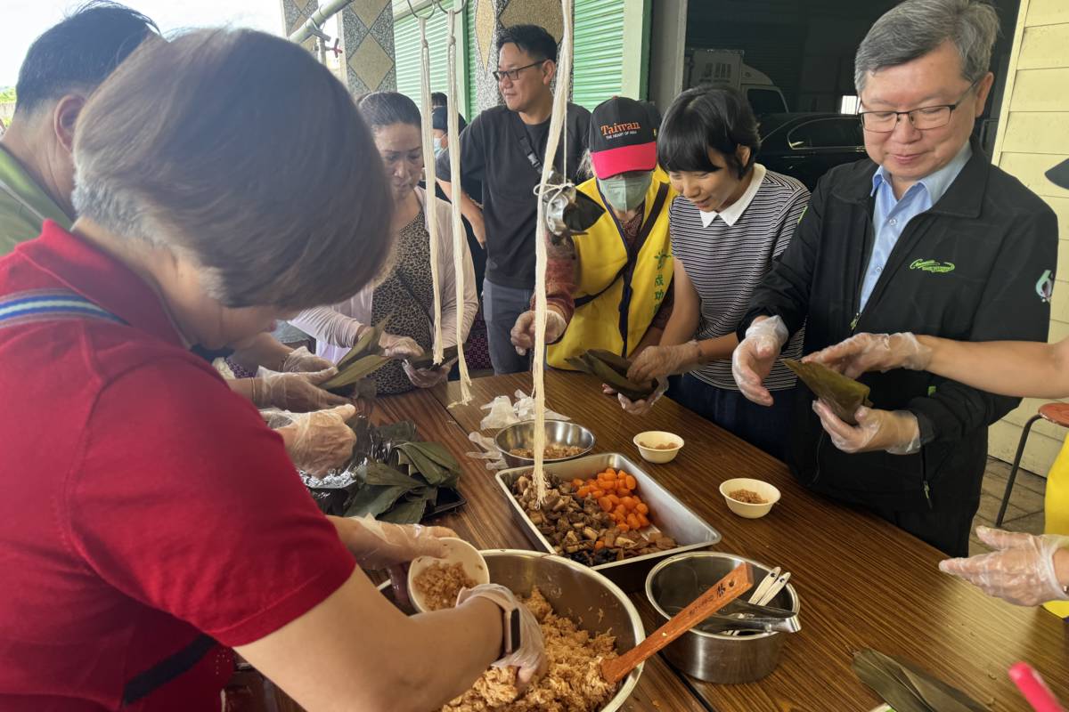 農業部農村發展及水土保持署臺東分署在成農花田餐坊舉辦「魚粽果香慶端午 幸福成功好食光」活動，臺東分署長李正鈞(右1)一起同樂