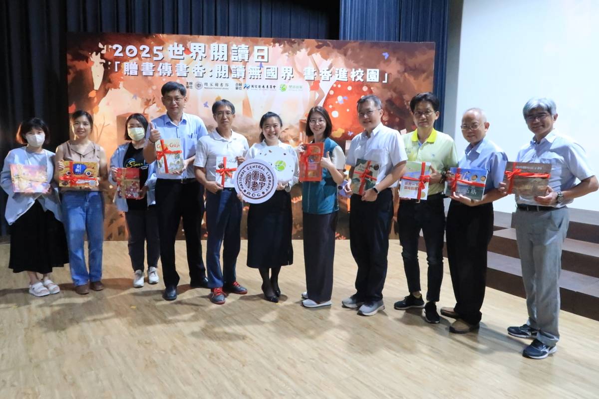 國圖館長王涵青贈書臺南市學校