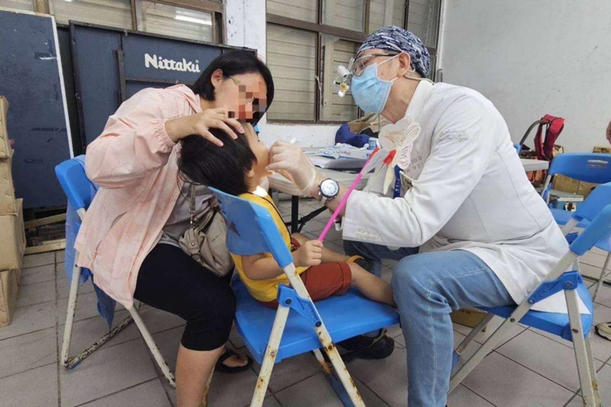 臺東縣政府「兒童微笑計畫」近日跨海前進綠島，設計生動有趣的兒童劇，向孩童宣導正確潔牙觀念及預防蛀牙的重要性，並同步提供口腔保健服務。