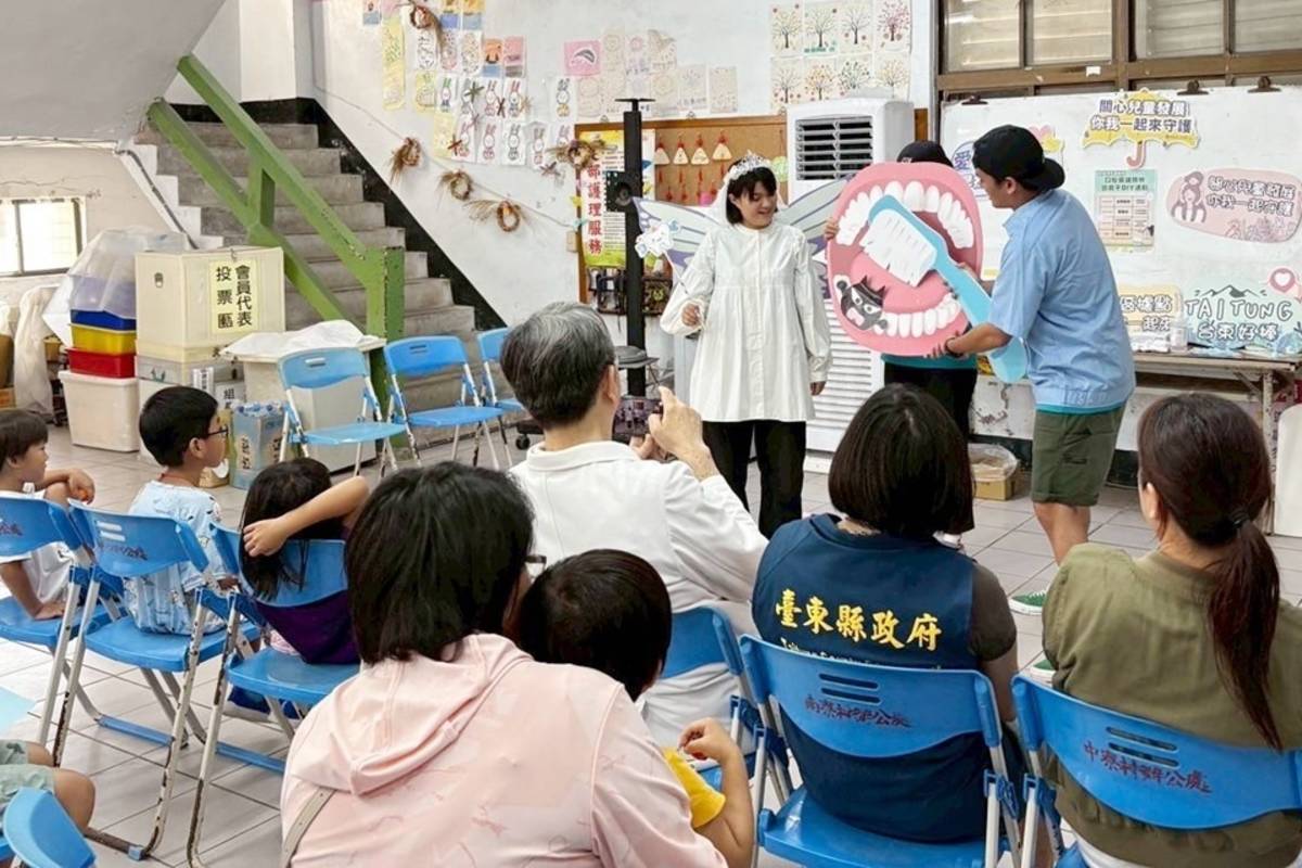 臺東縣政府「兒童微笑計畫」近日跨海前進綠島，設計生動有趣的兒童劇，向孩童宣導正確潔牙觀念及預防蛀牙的重要性，並同步提供口腔保健服務。