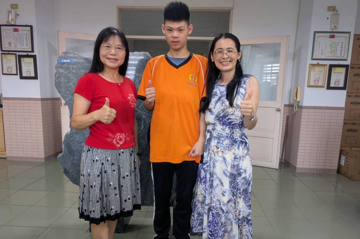 (左起)洪美連老師、盧琮鈞、媽媽張惠雯
