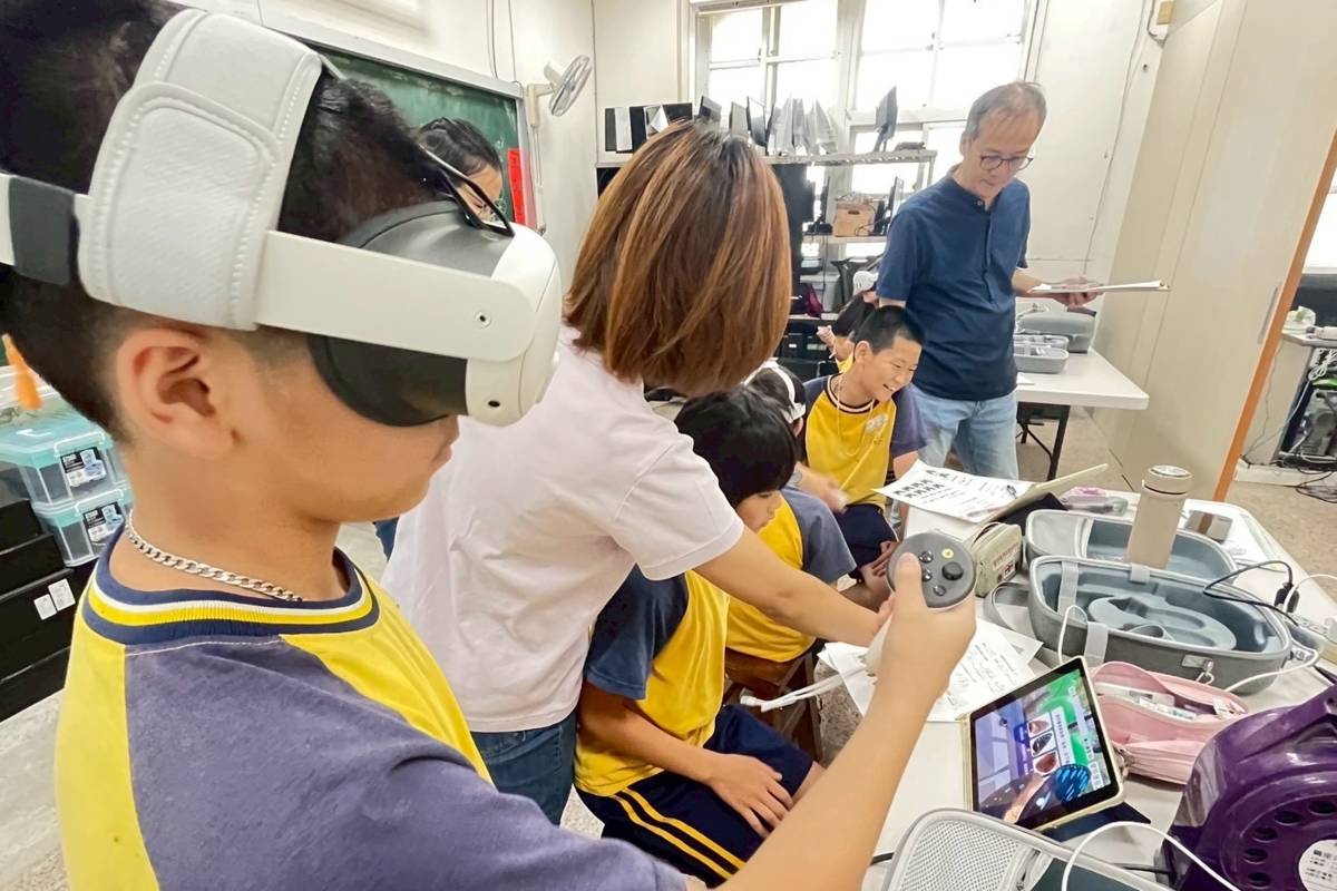 學生在XR數位共學課程中透過VR頭盔同時以視覺、聽覺等感官來進行學習